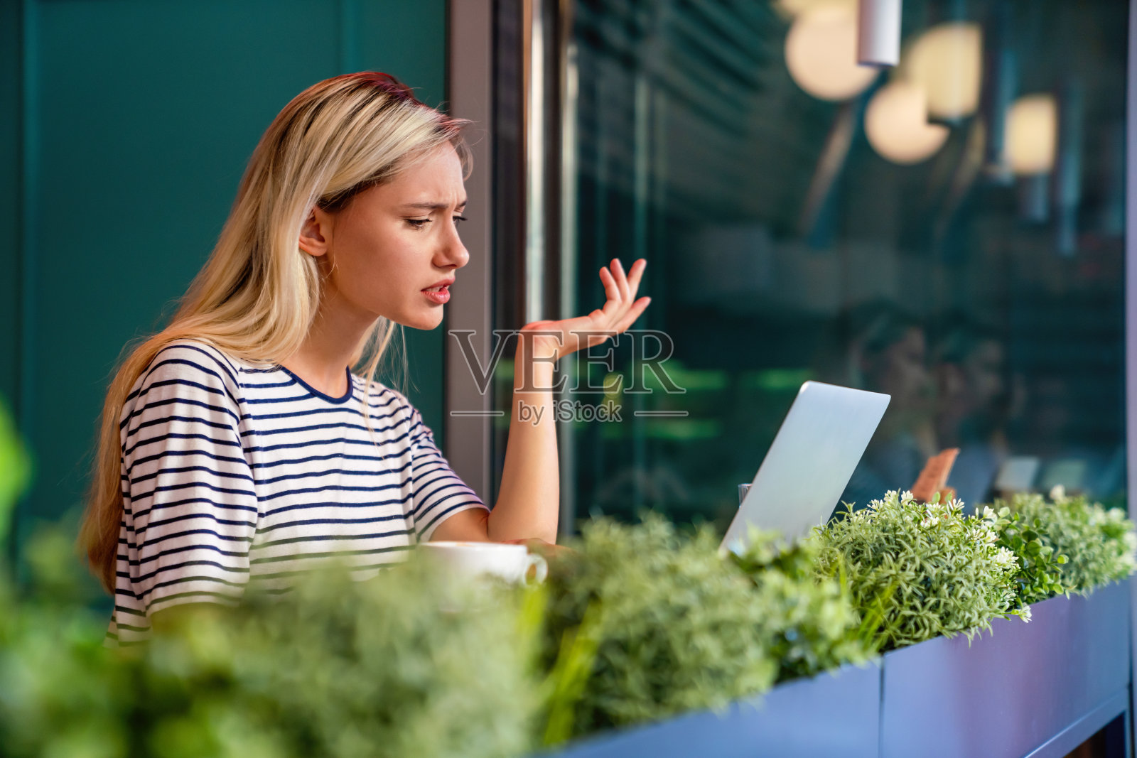 一个女人在咖啡馆用笔记本电脑工作的肖像。人们商业教育数字设备的概念。照片摄影图片