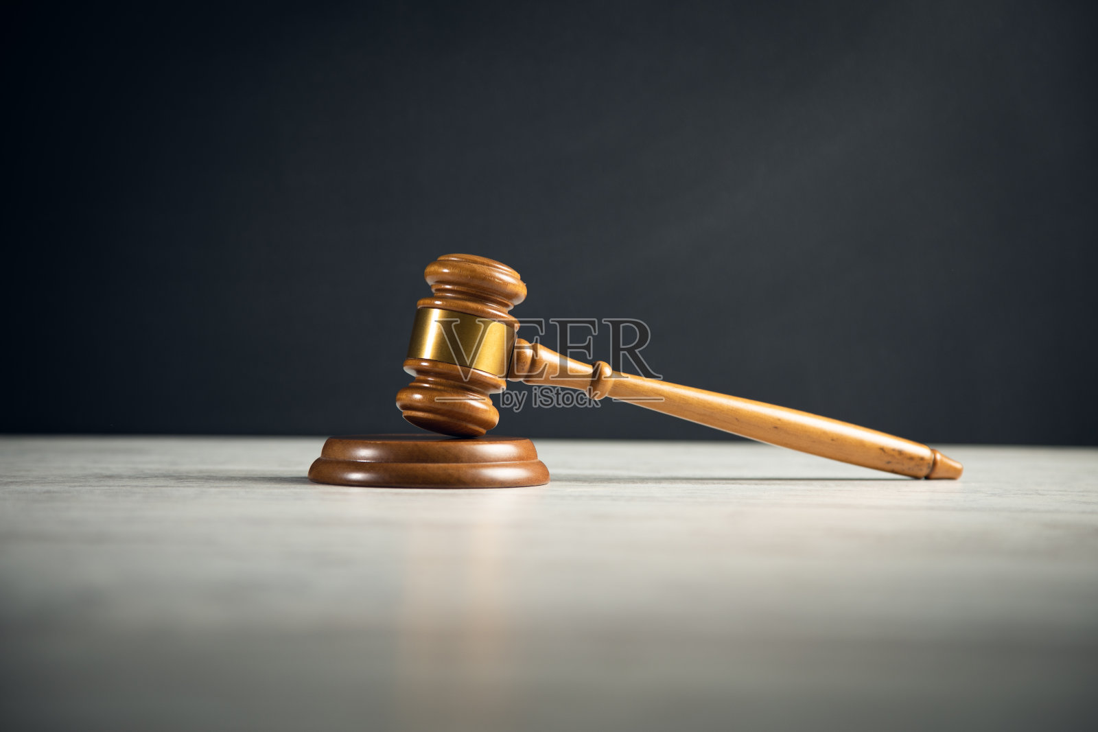 法官木槌在白色背景。照片摄影图片