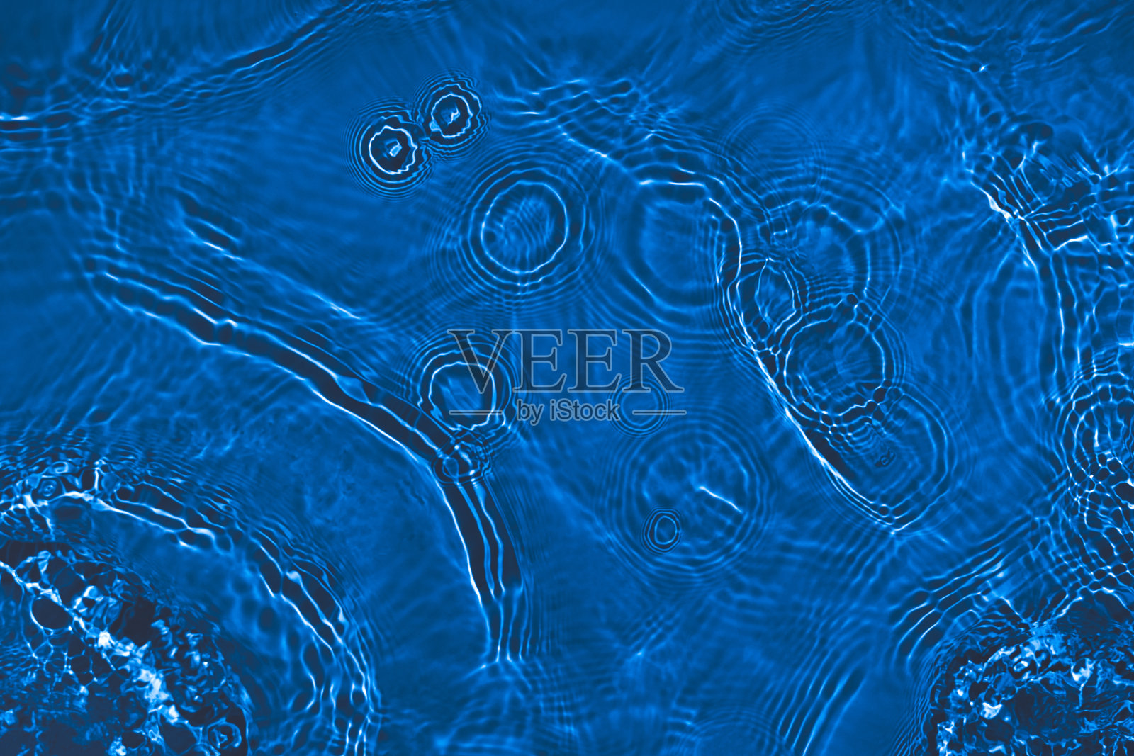 透明的深蓝色，清澈平静的水面纹理照片摄影图片