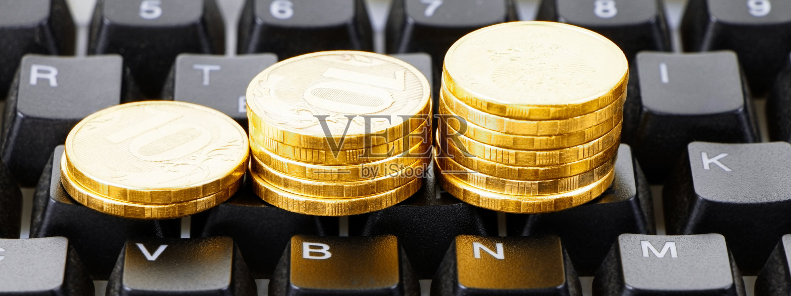 金币和黑色键盘横幅。在家里工作。使maoney。选择重点。自由的概念照片摄影图片