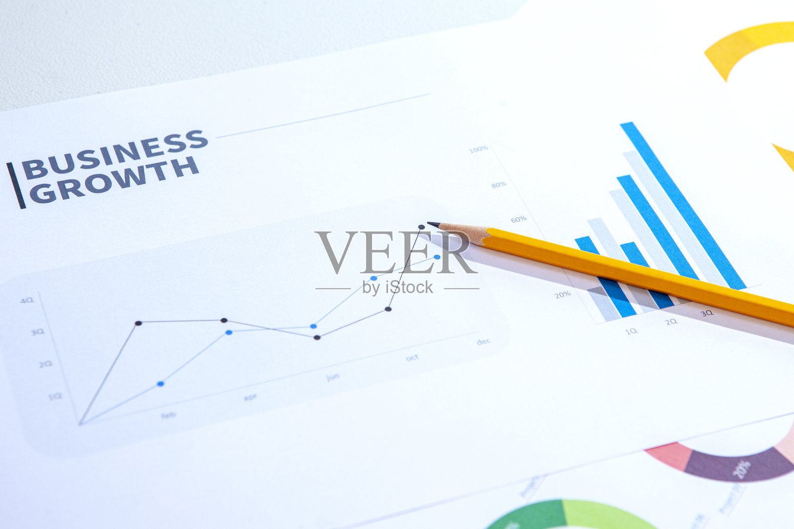 商务会议资料放在公司桌上照片摄影图片