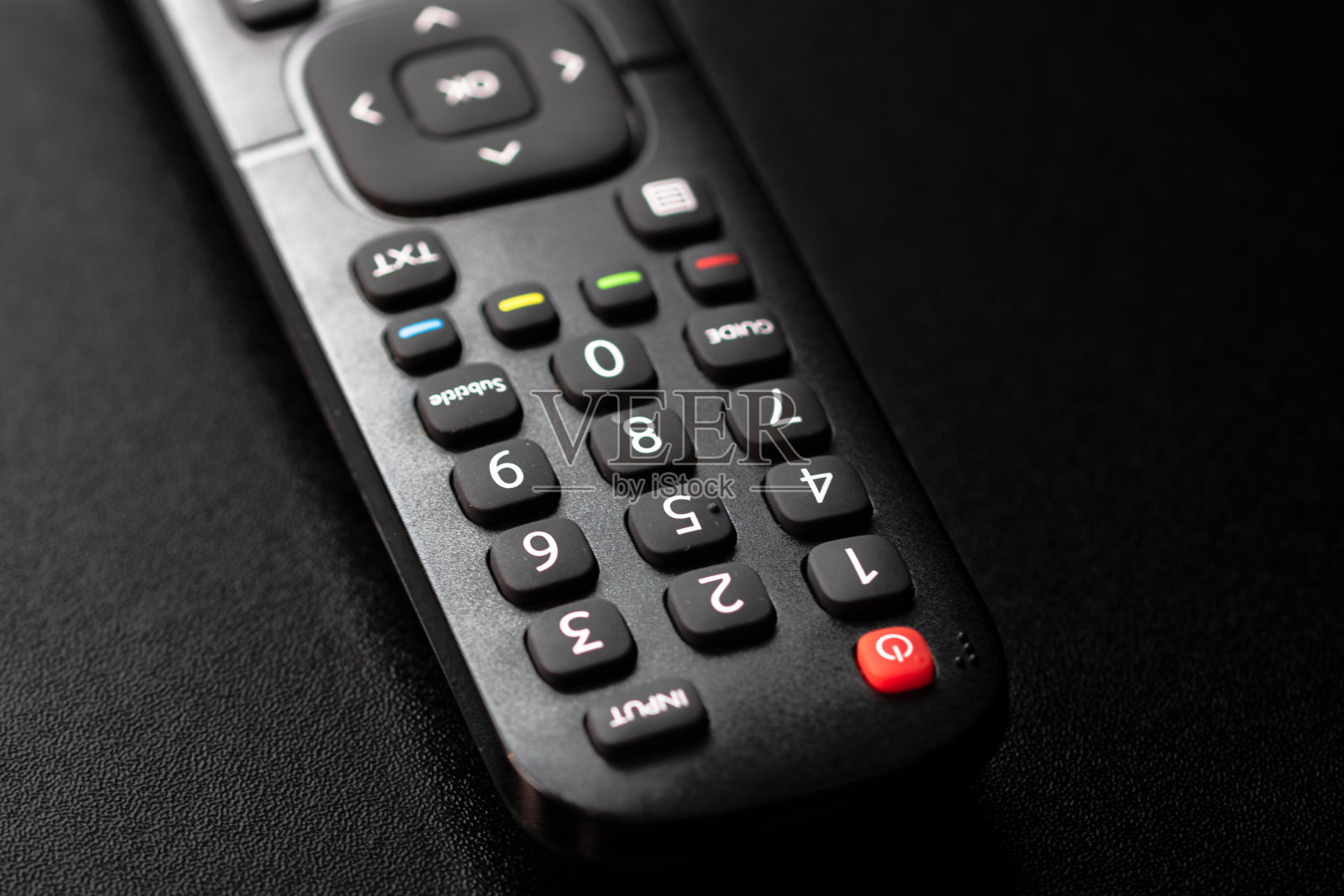 选择对焦，详细设置电视遥控按钮。布加勒斯特,罗马尼亚,2021。照片摄影图片