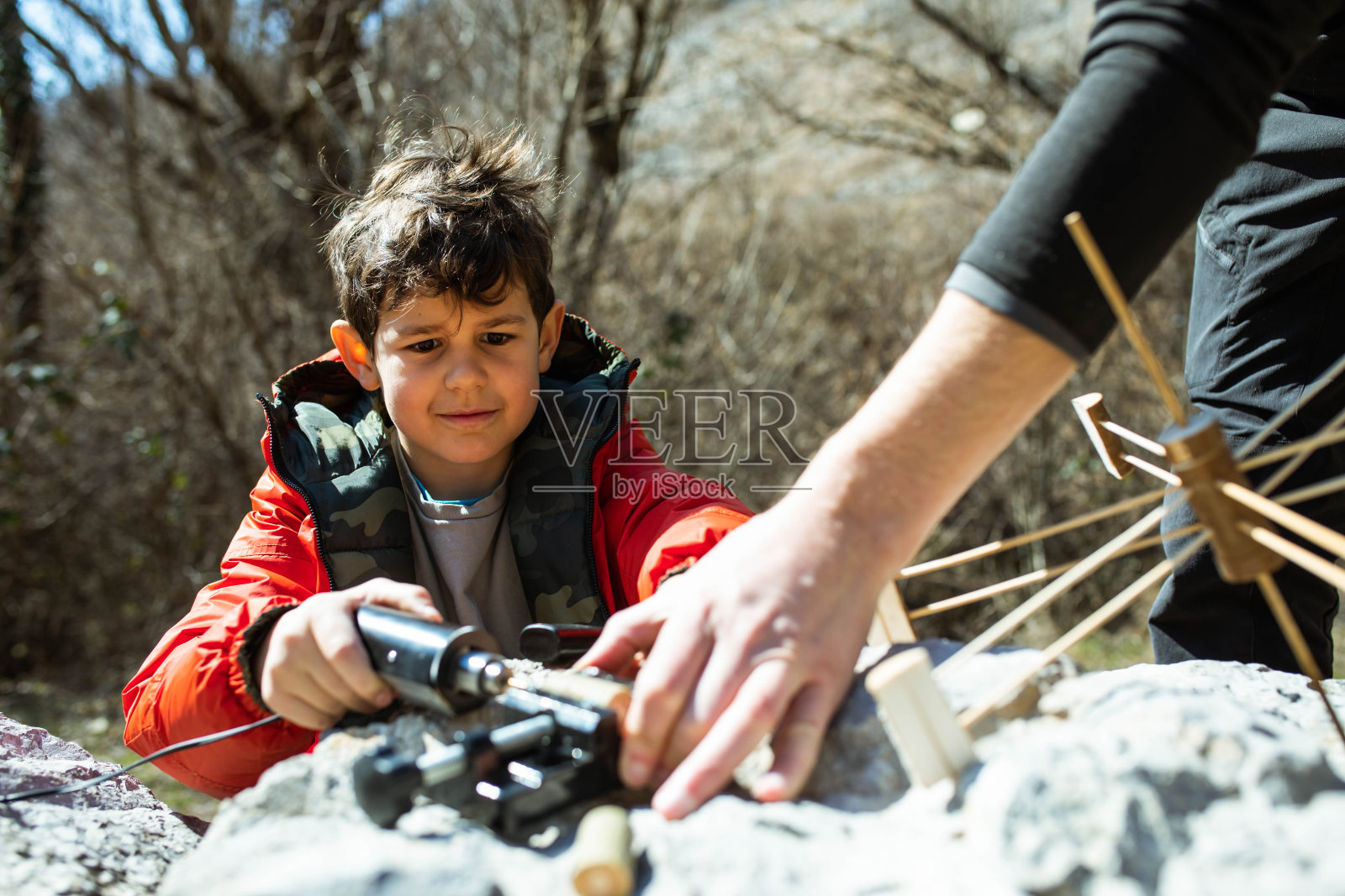 一个小男孩和他的父亲做水车照片摄影图片
