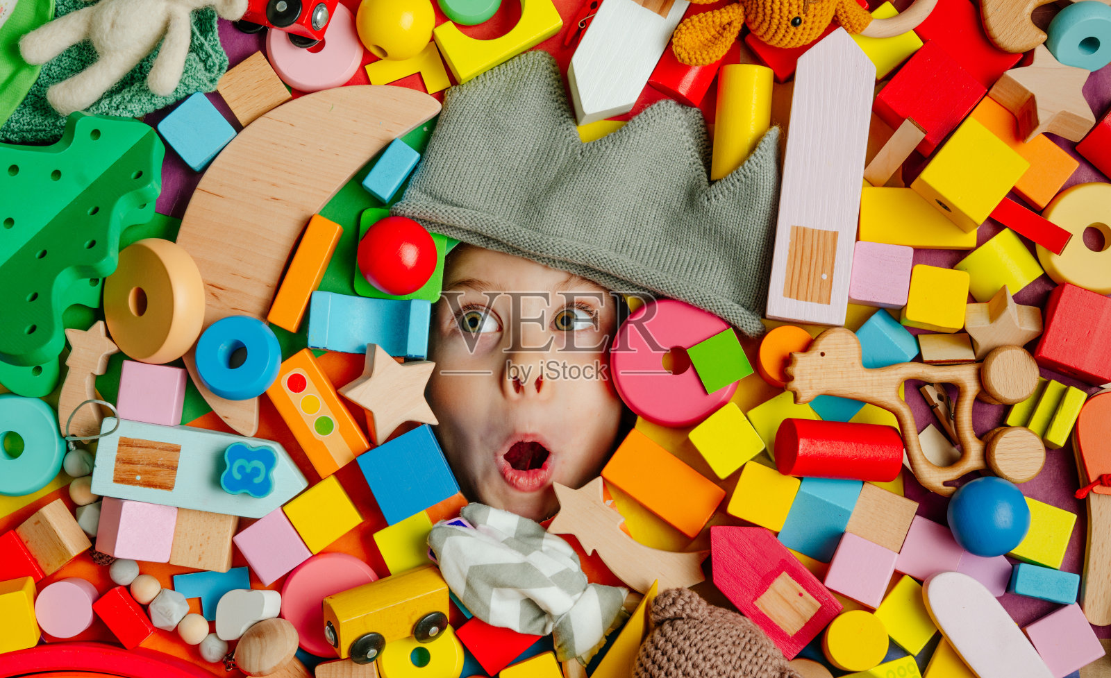 孩子的脸在大量的木制玩具照片摄影图片