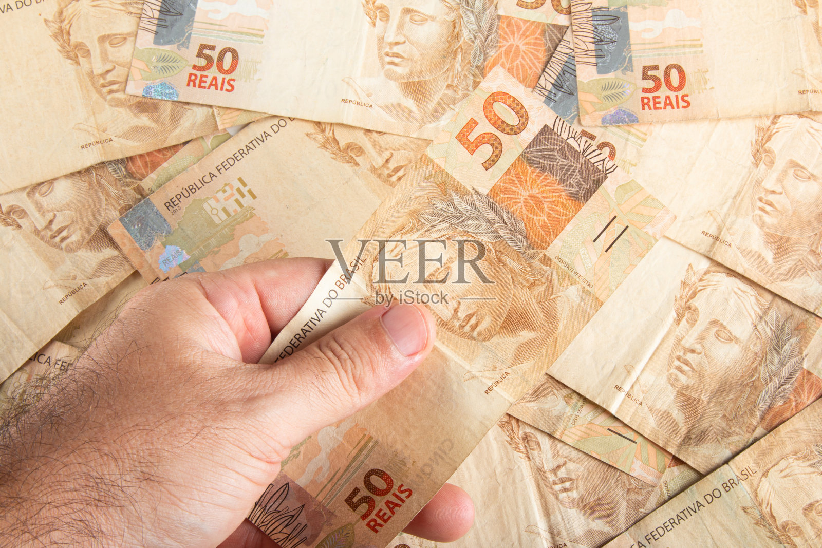 巴西的钱。手里拿着50雷亚尔的钞票。巴西财政的概念。照片摄影图片