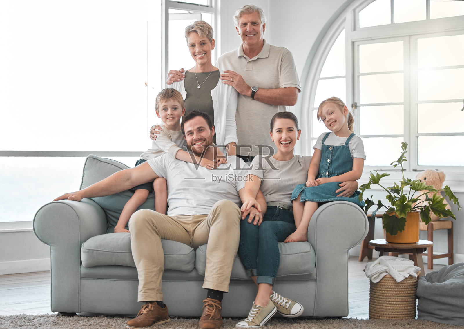 一个幸福的家庭在家里的沙发上放松照片摄影图片