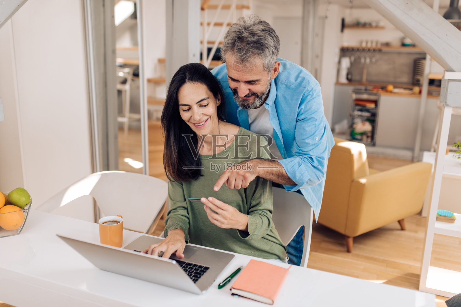 成熟夫妇从家庭办公室银行照片摄影图片