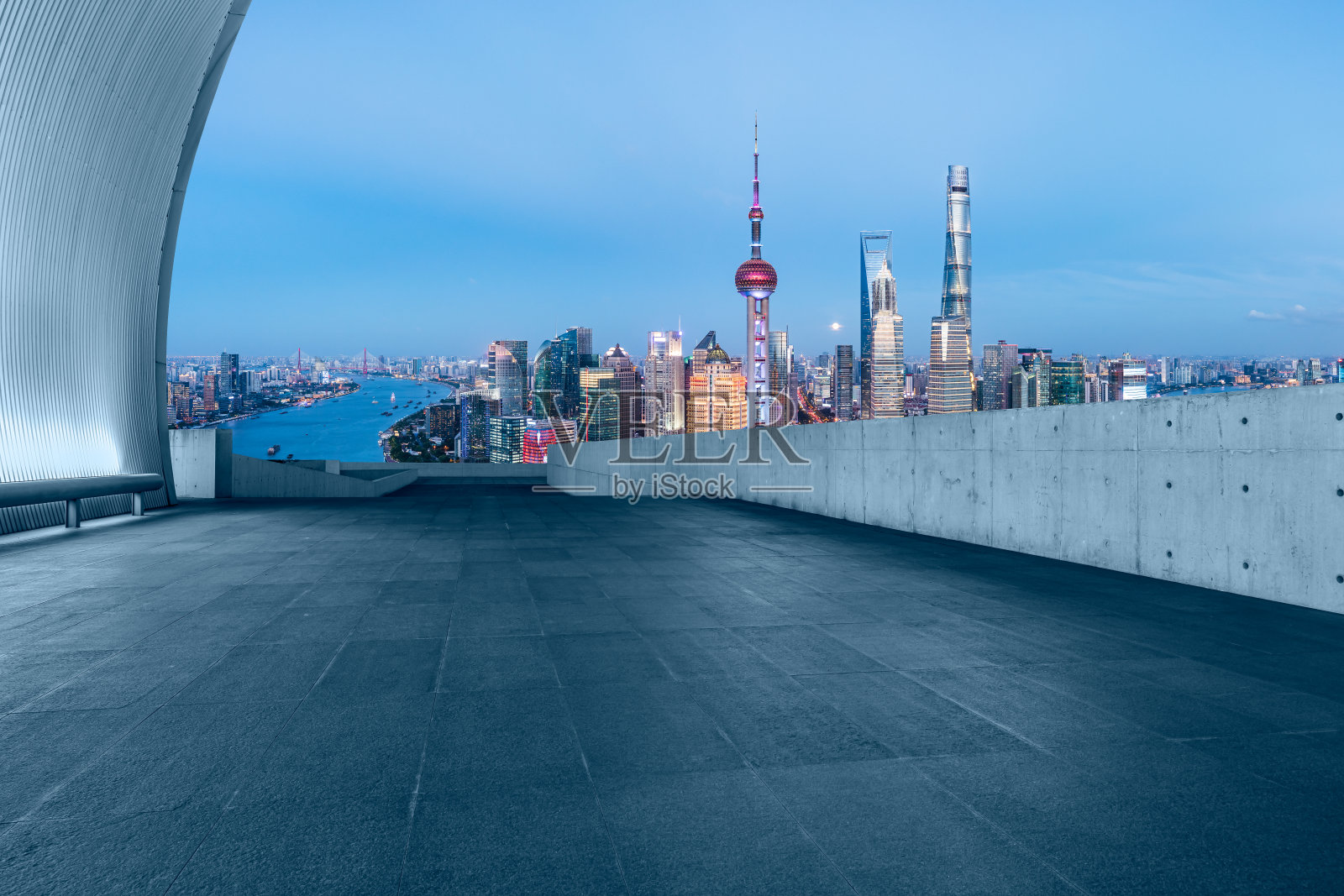 上海的空地板和城市天际线与建筑照片摄影图片