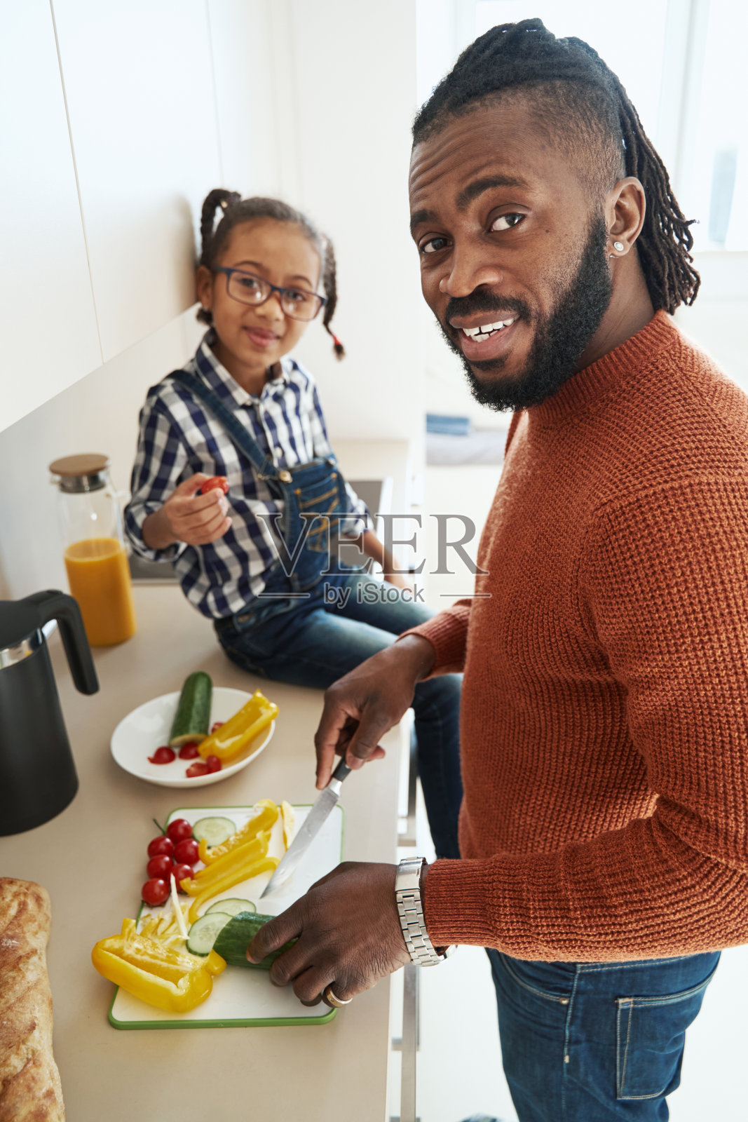 快乐的非裔美国人喜欢和女儿一起做饭照片摄影图片