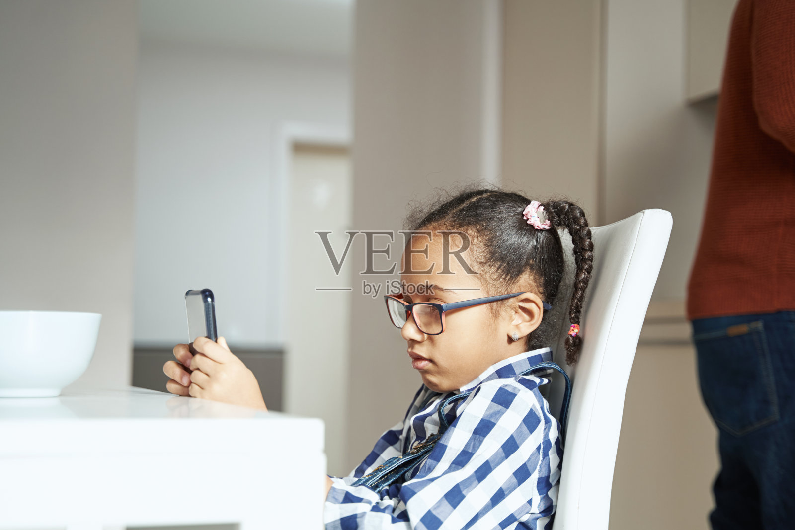 非洲裔美国女孩玩智能手机的特写照片照片摄影图片