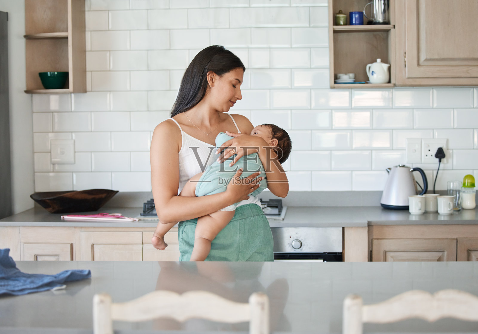 这张照片拍摄的是一位年轻的母亲和她的孩子在家里的亲密关系照片摄影图片