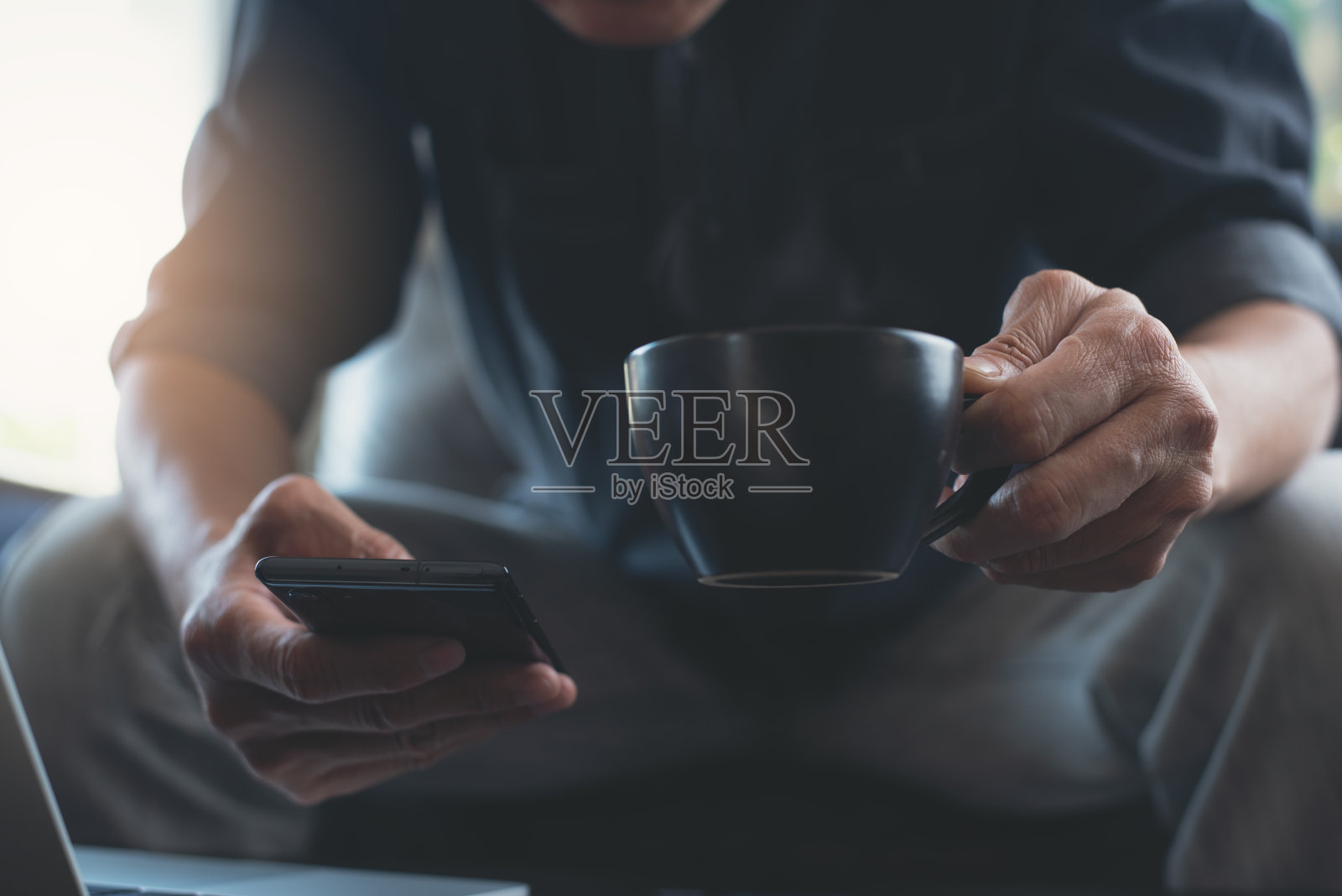 男人在家里用手机照片摄影图片