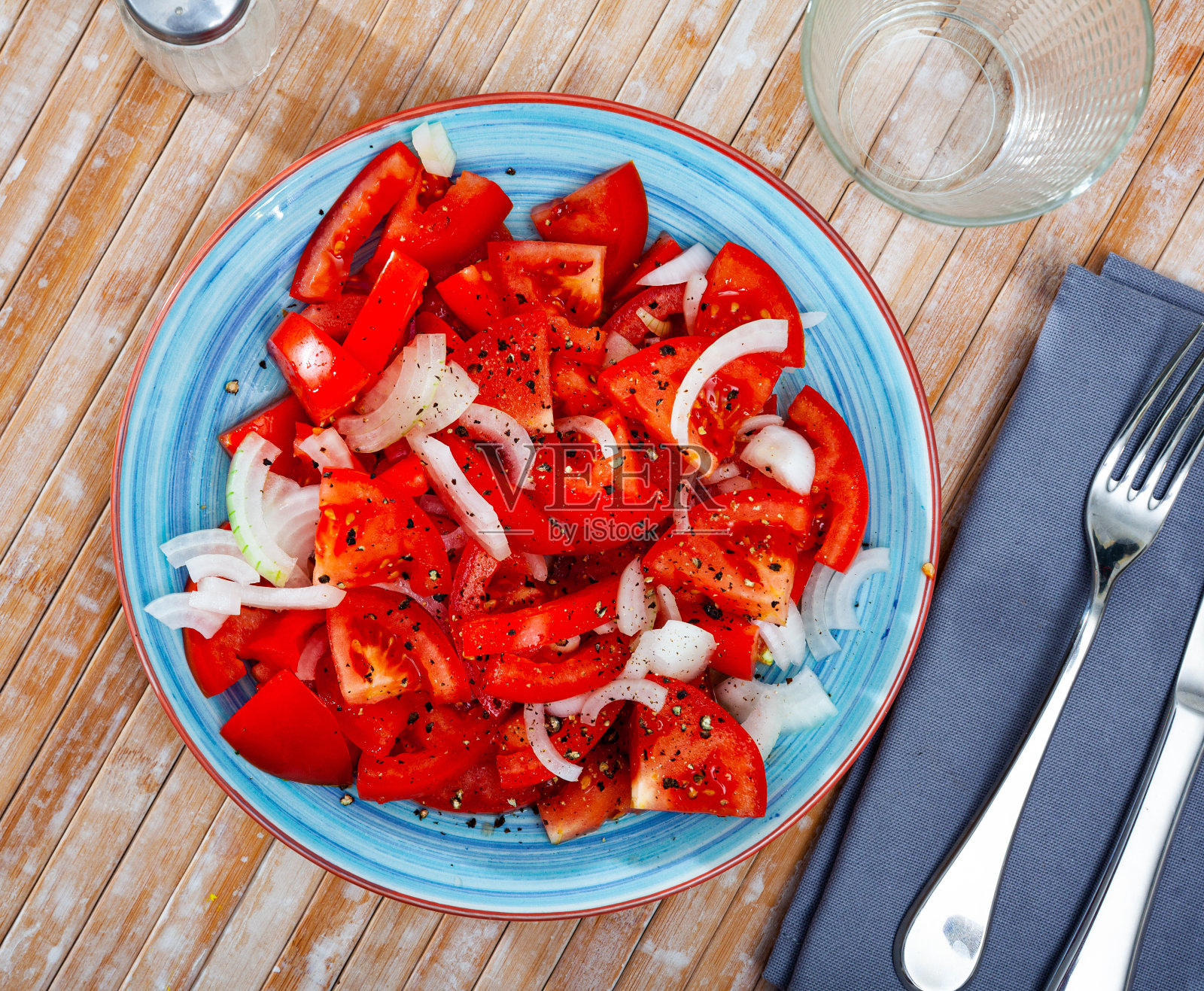 新鲜的沙拉配番茄和洋葱碎照片摄影图片