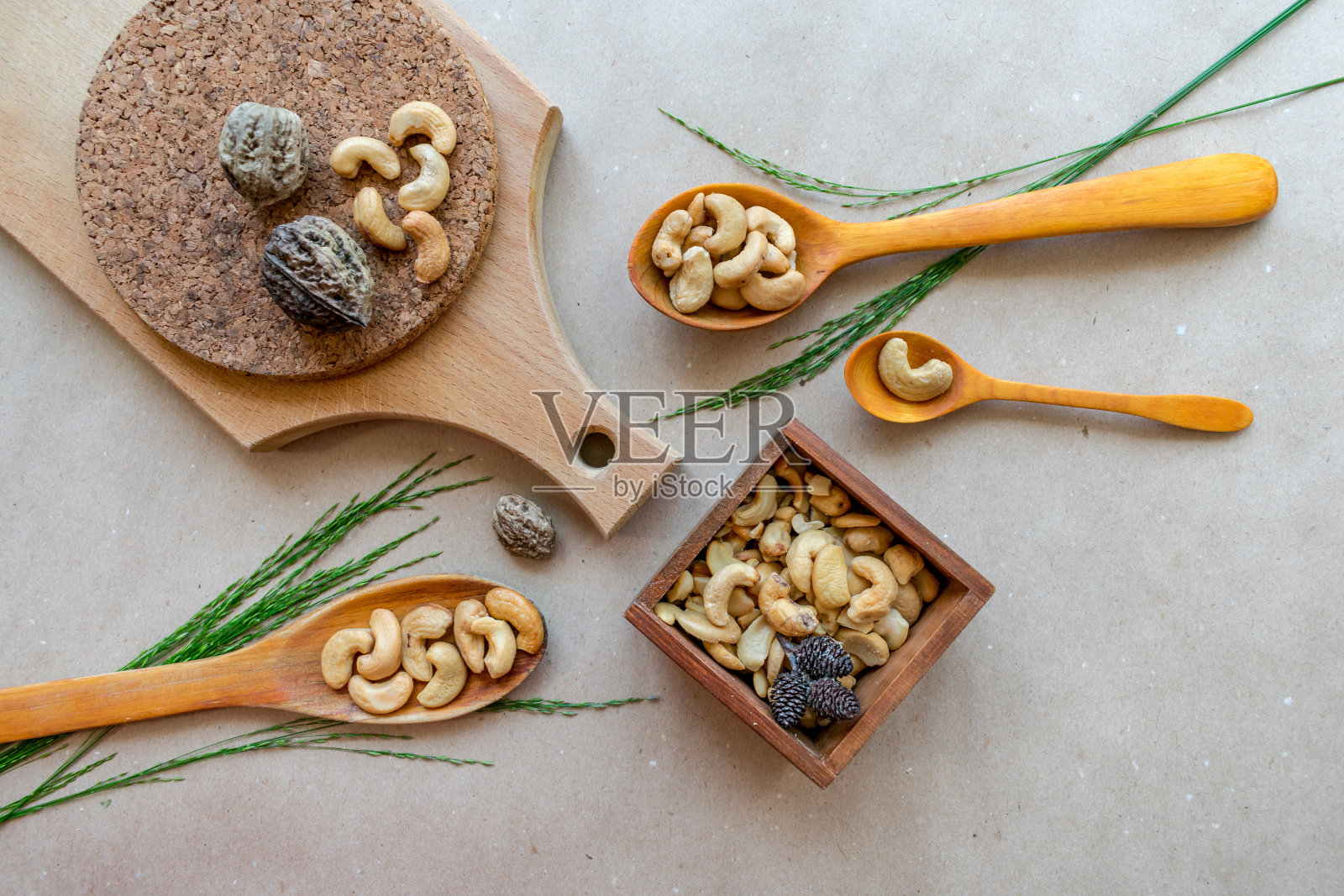 平铺腰果和木勺照片摄影图片