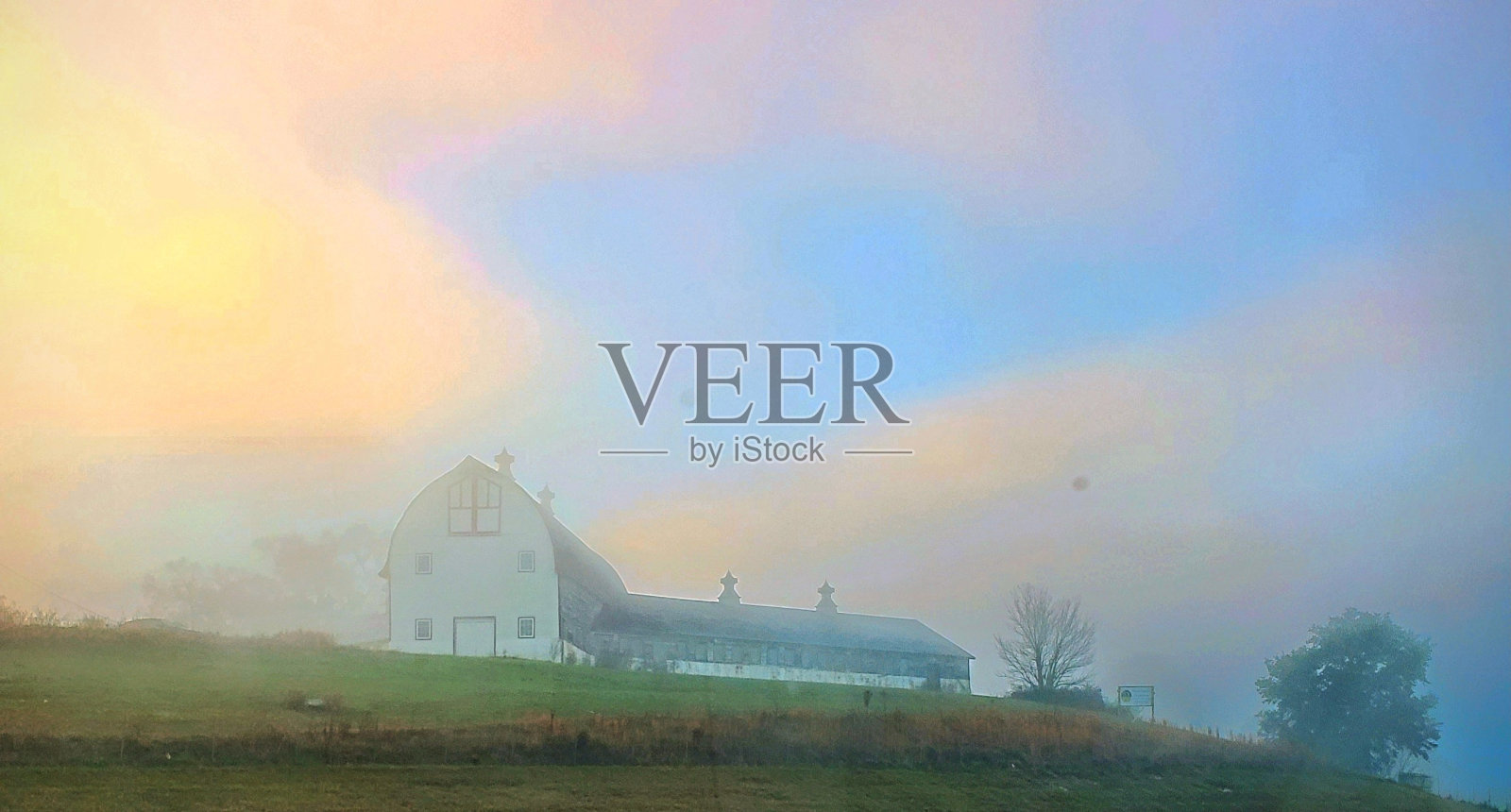 谷仓的日出照片摄影图片