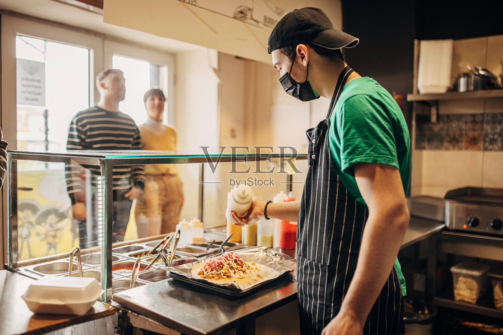 夫妻俩在找吃的照片摄影图片