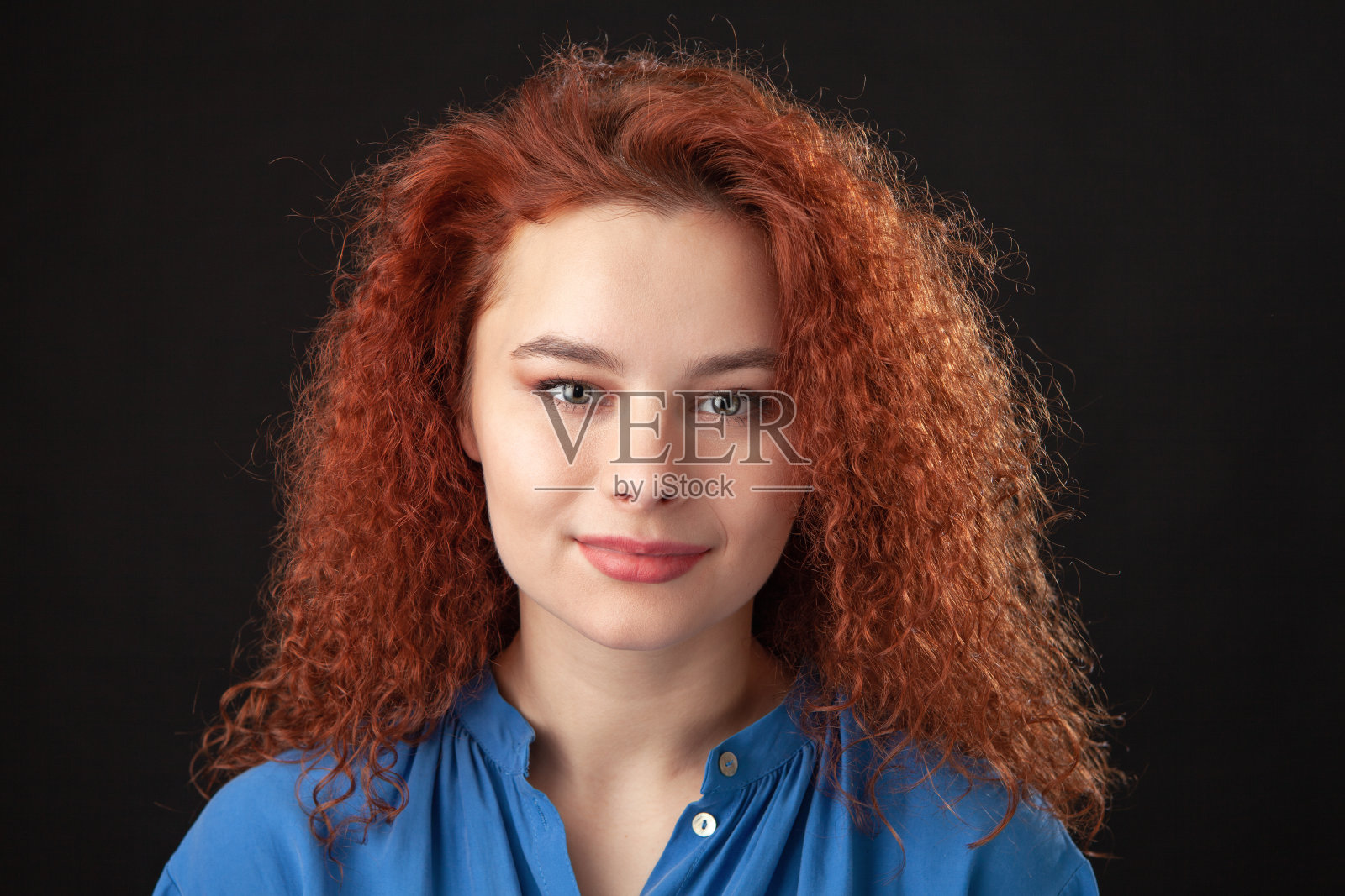 一个20岁红发女人的工作室肖像照片摄影图片