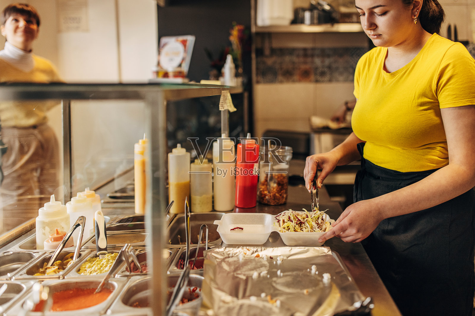 厨师在做沙拉照片摄影图片