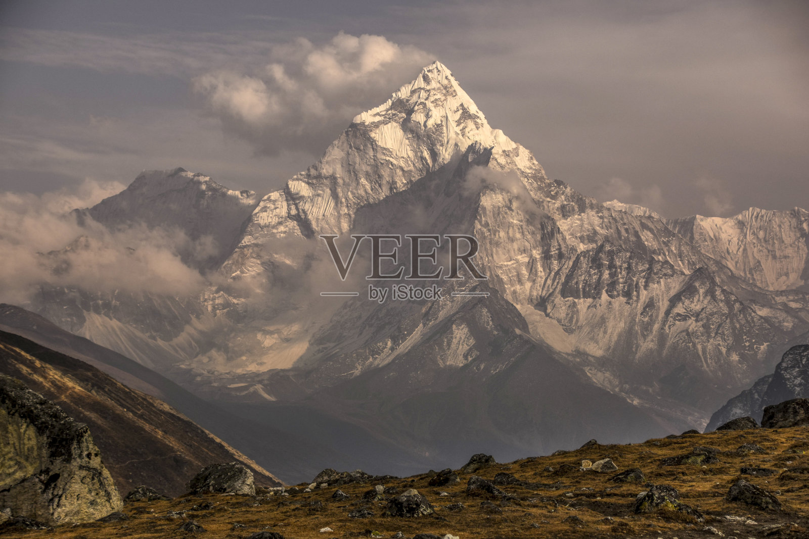鸟瞰喜马拉雅山，春日美景照片摄影图片