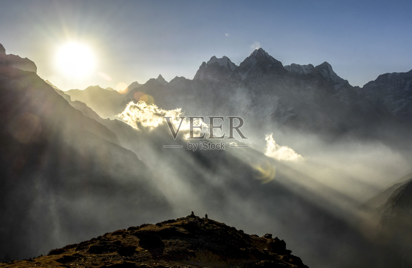 鸟瞰喜马拉雅山，春日美景照片摄影图片