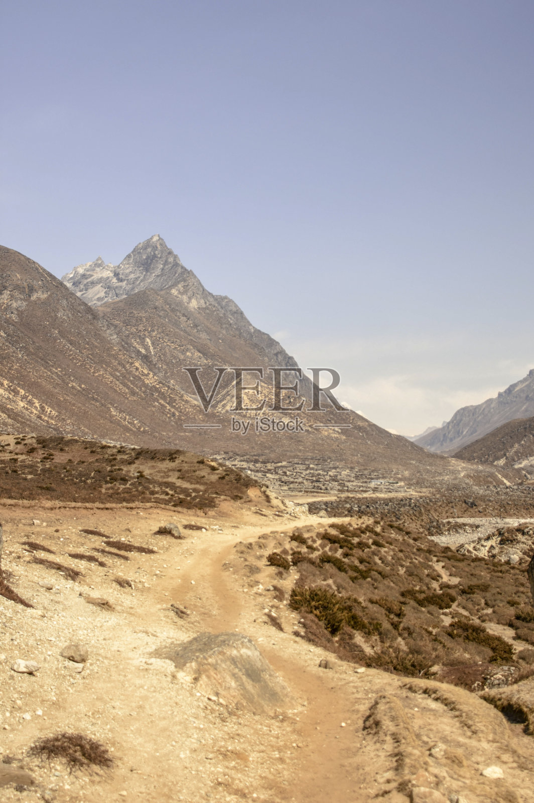 喜马拉雅山上的一条小径照片摄影图片