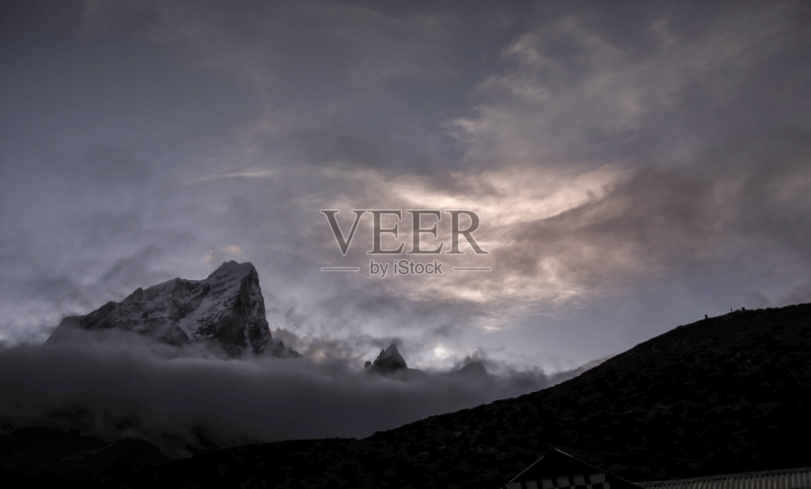 鸟瞰日出时的喜马拉雅山脉照片摄影图片