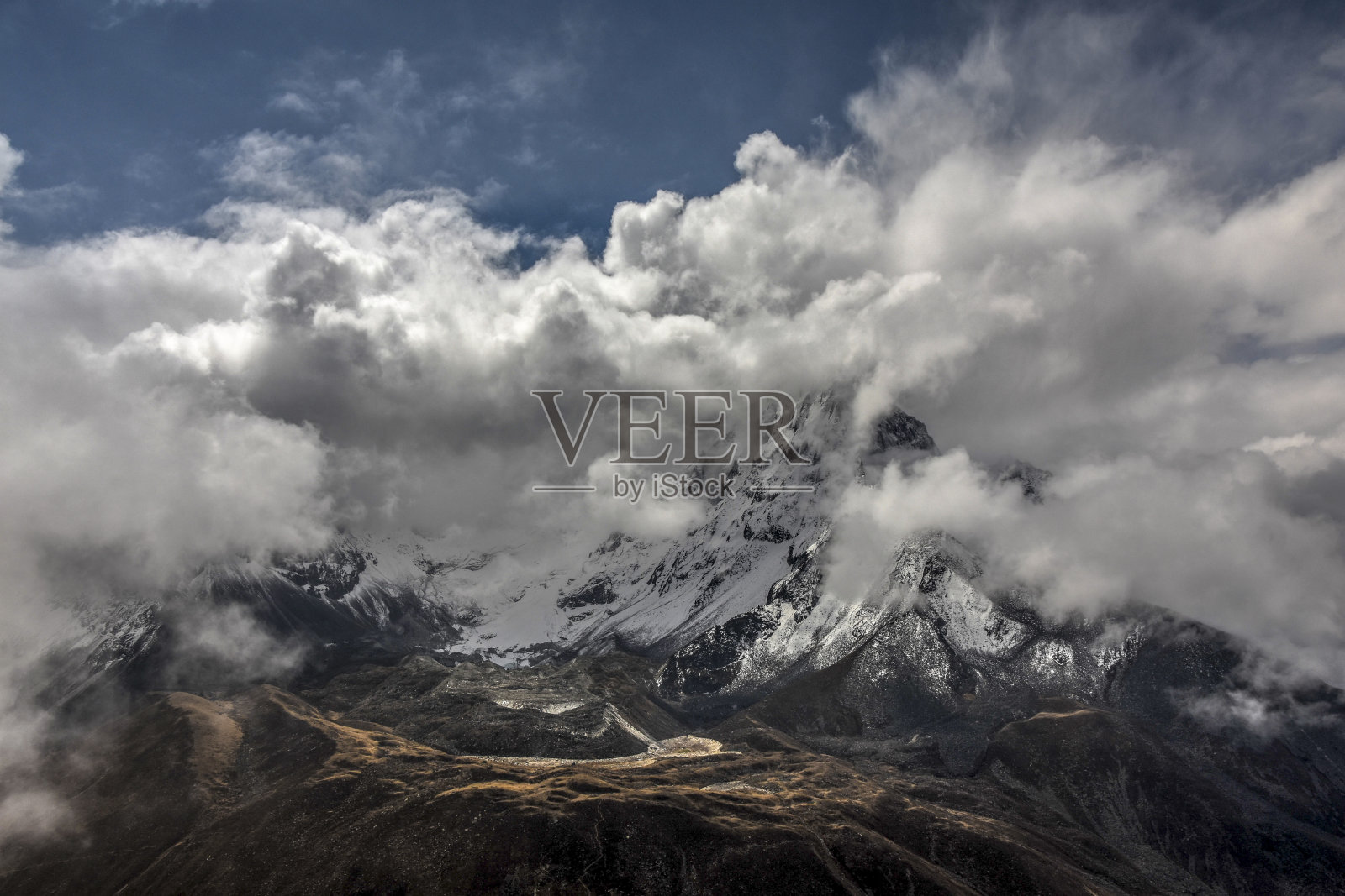 从空中俯瞰春天的喜马拉雅山照片摄影图片