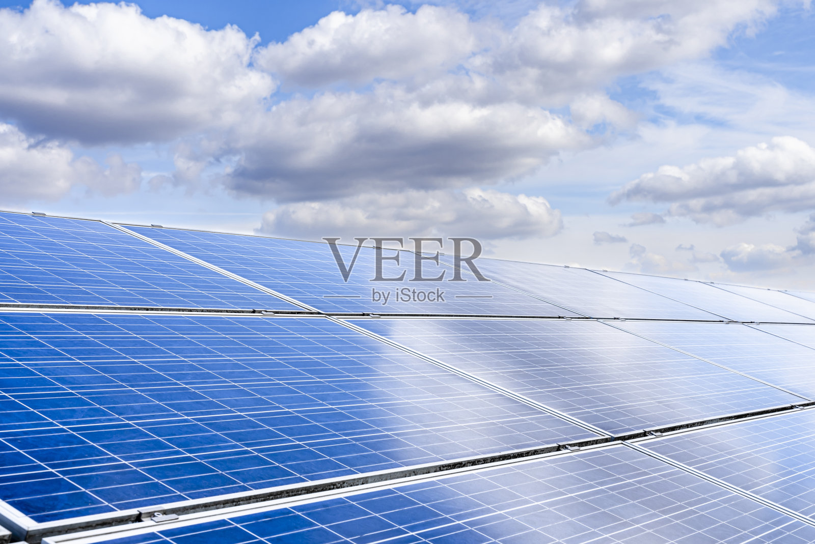 太阳能园区太阳能电池板，蓝天白云，绿色能源，太阳能，可持续资源的理念照片摄影图片