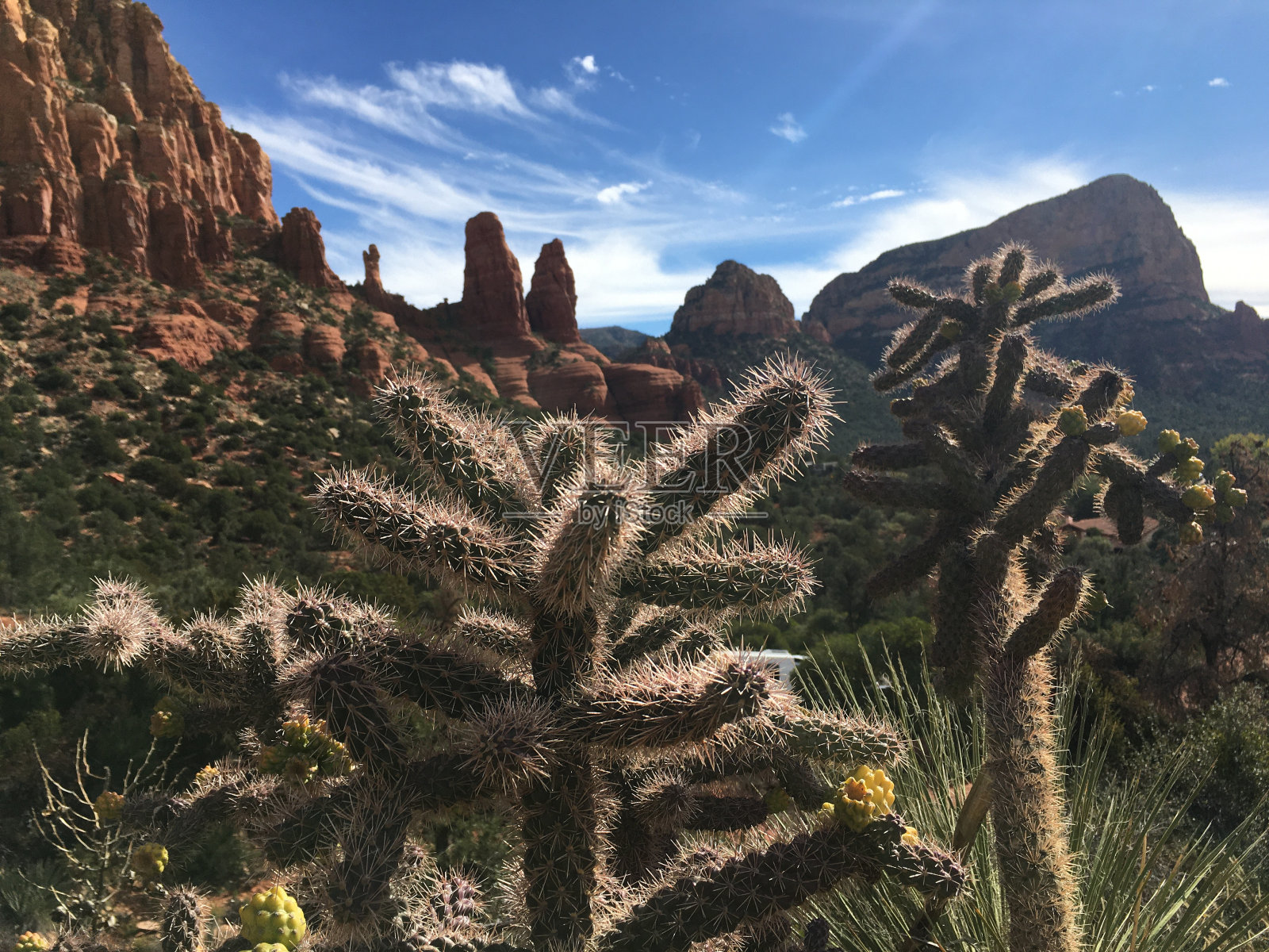 从亚利桑那州的圣十字架教堂俯瞰塞多纳。照片摄影图片