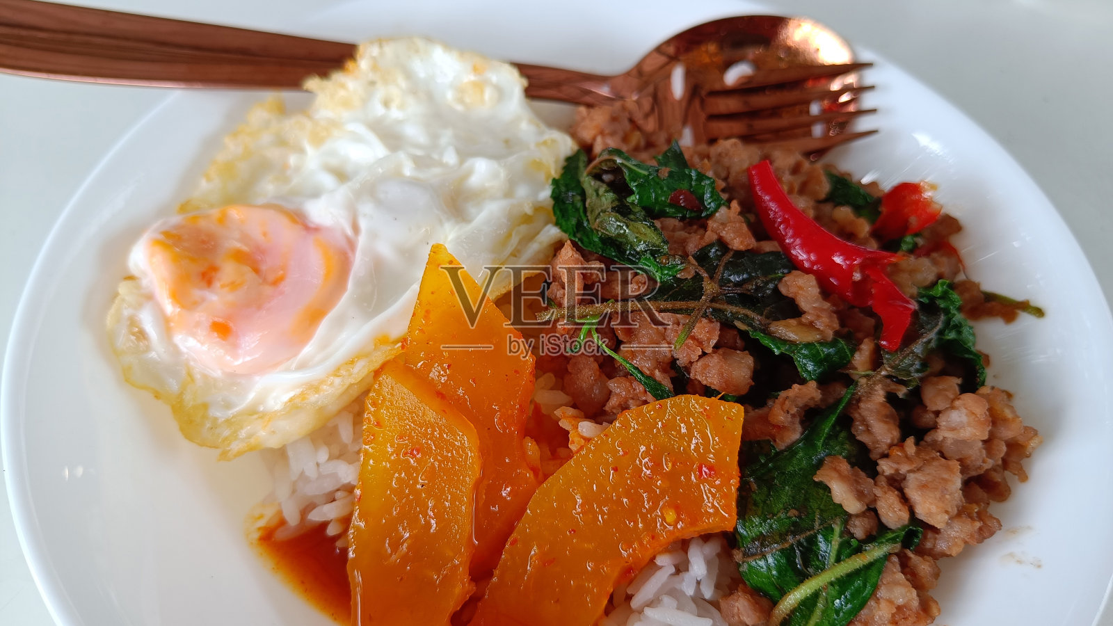 泰国菜辣味和罗勒炒猪肉照片摄影图片