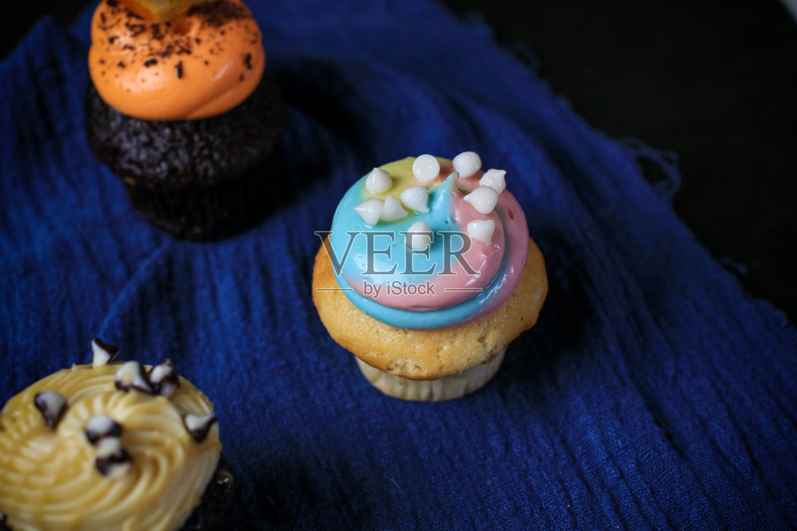 生日派对，黑色背景的美味蛋糕，配上巧克力和香草奶油。照片摄影图片