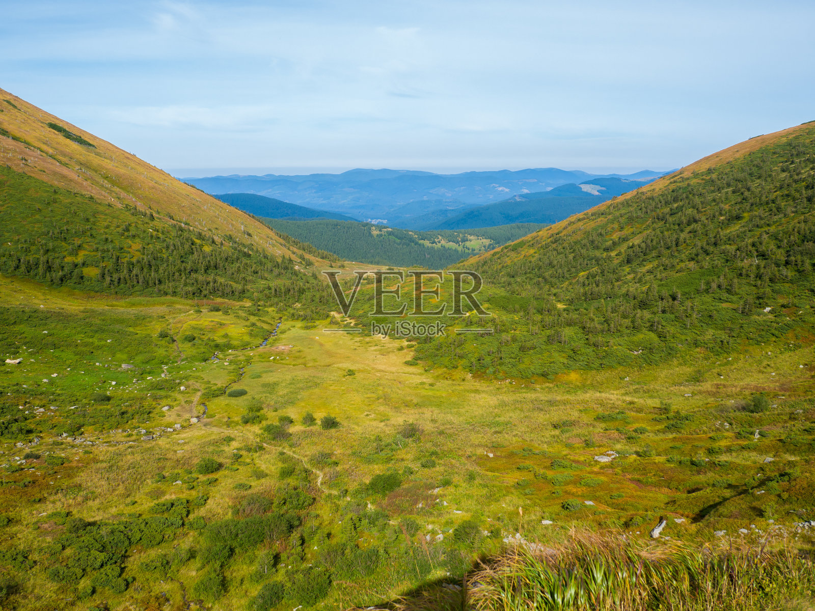 秋日，乌克兰喀尔巴阡山脉阳光明媚照片摄影图片