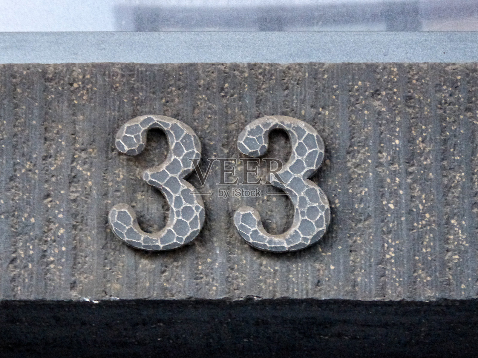 墙上的金属号码照片摄影图片