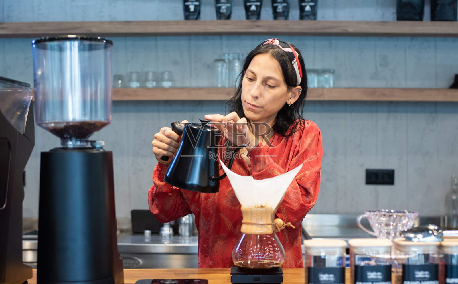 咖啡师使用专业设备制作咖啡照片摄影图片