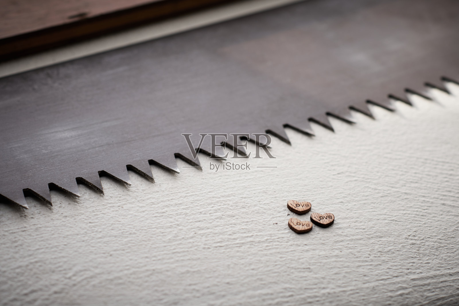 婚礼上写有爱字的木质爱心照片摄影图片