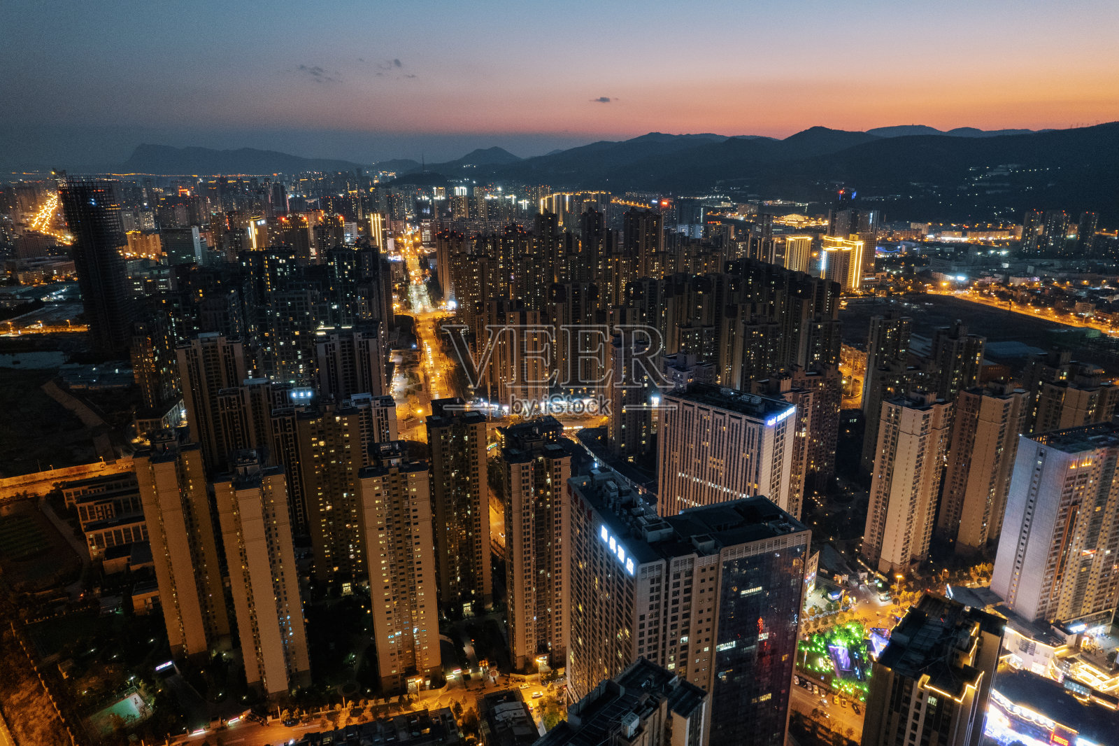 熙熙攘攘的城市高楼大厦、霓虹灯、快车道、夜晚天际线照片摄影图片