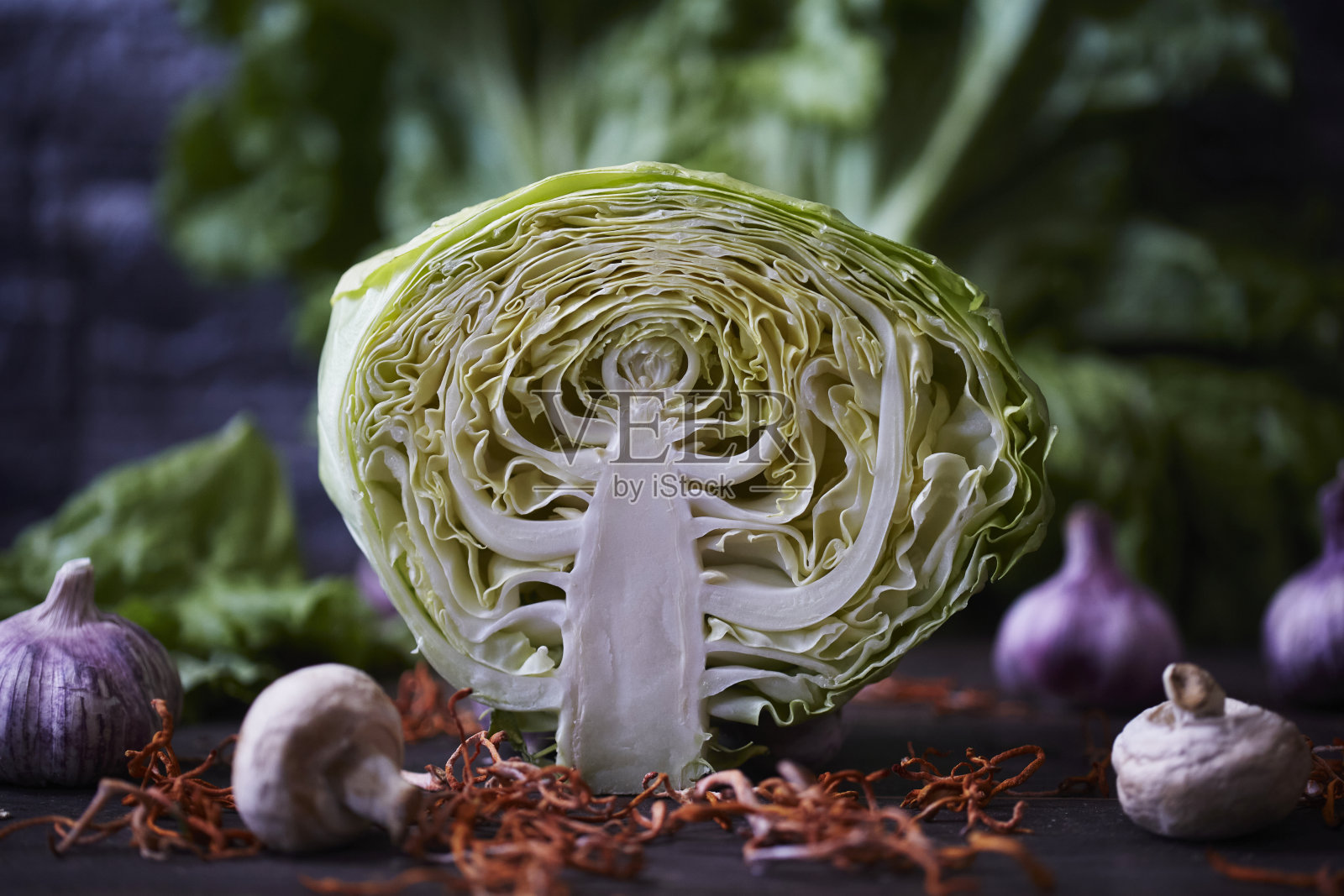 新鲜的卷心菜，切好放在餐桌上照片摄影图片