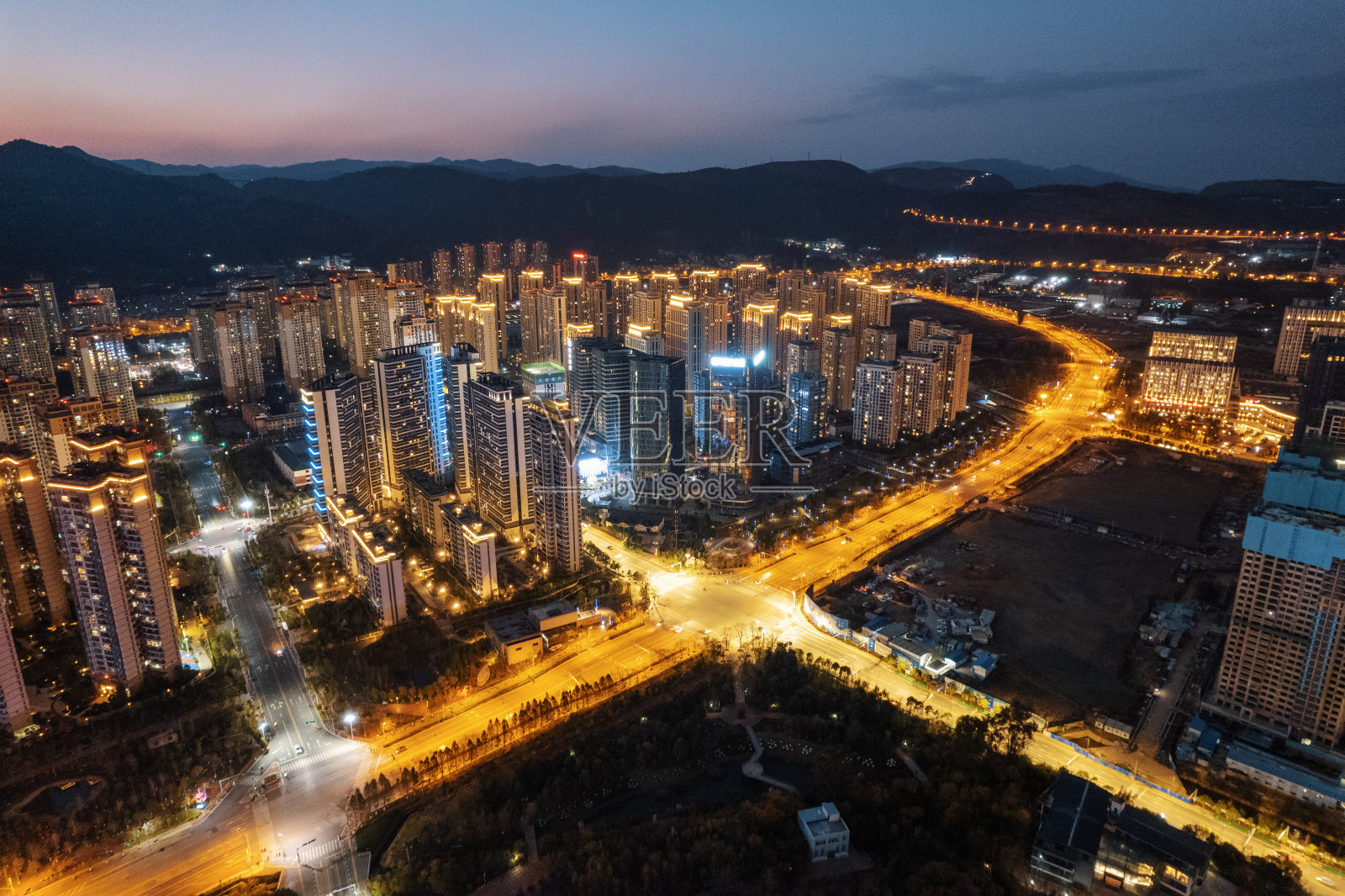 熙熙攘攘的城市高楼大厦、霓虹灯、快车道、夜晚天际线照片摄影图片