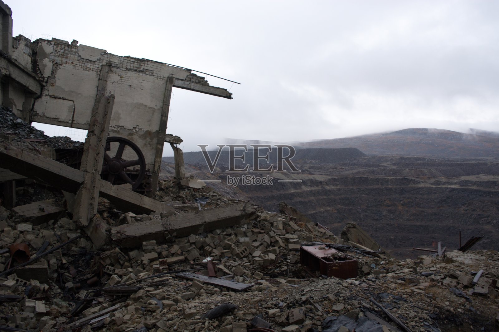 被摧毁的房屋和建筑物。自然污染照片摄影图片