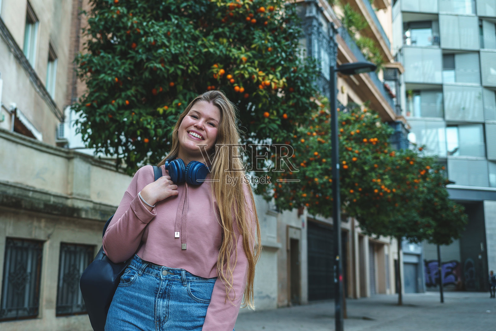 街上一个欢快的年轻学生照片摄影图片