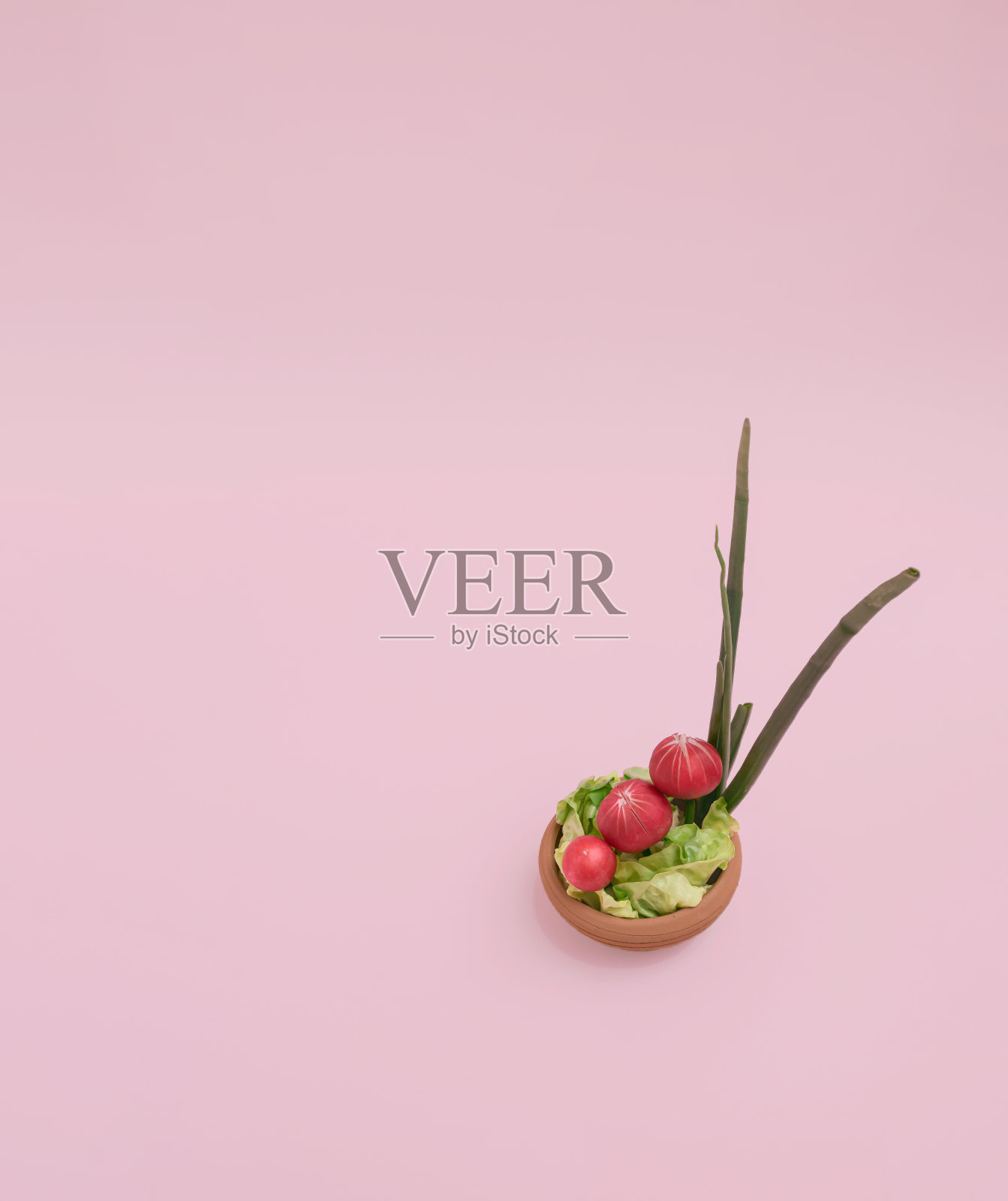 在锅中放入新鲜的萝卜、生菜叶和葱照片摄影图片