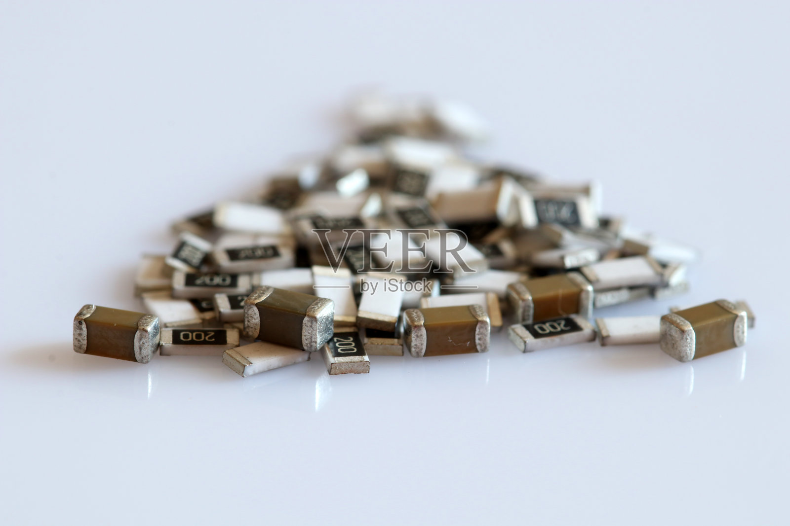 在白色背景上隔离的SMD电阻和电容。照片摄影图片