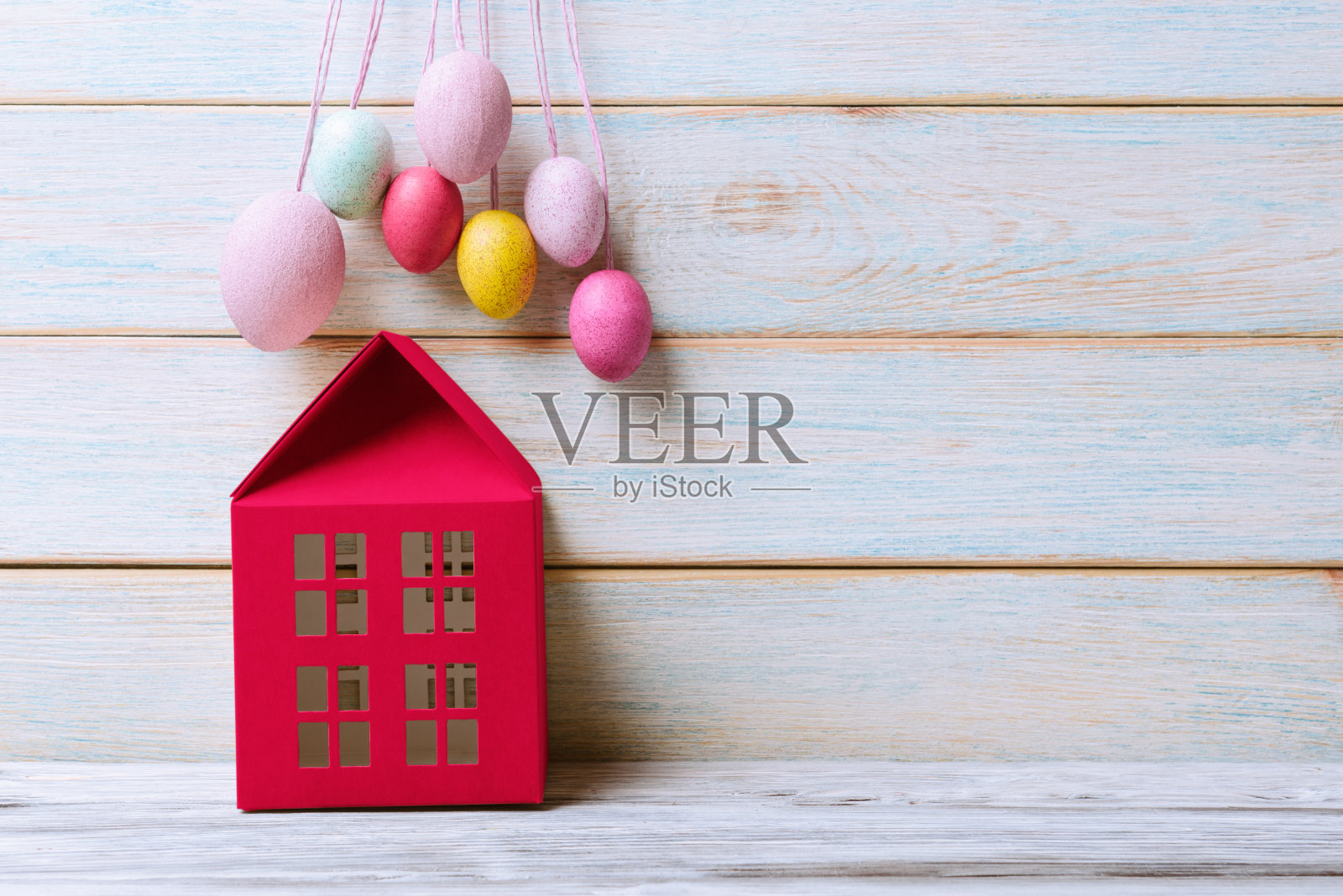 复活节概念静物与红房子模型和装饰鸡蛋照片摄影图片