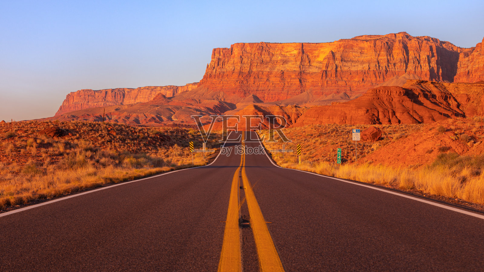 亚利桑那州大理石峡谷的日出和街道照片摄影图片