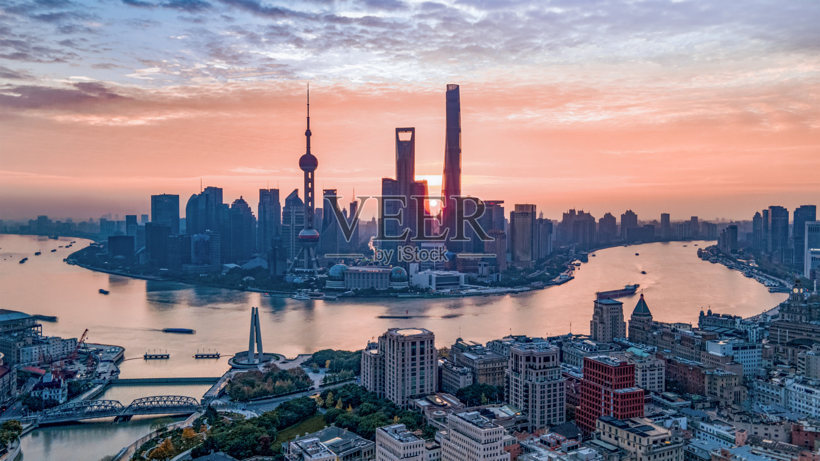 航拍上海外滩与浦东新区陆家嘴照片摄影图片