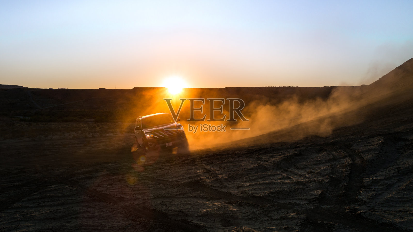 越野旅行与全尺寸越野车到奥尔斯特罗姆点和湖鲍威尔概述在犹他州照片摄影图片
