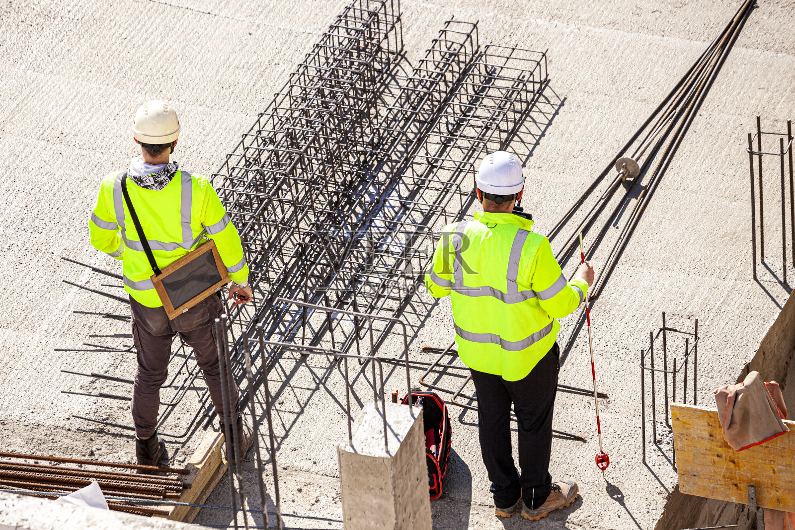 建筑工地的测量员照片摄影图片