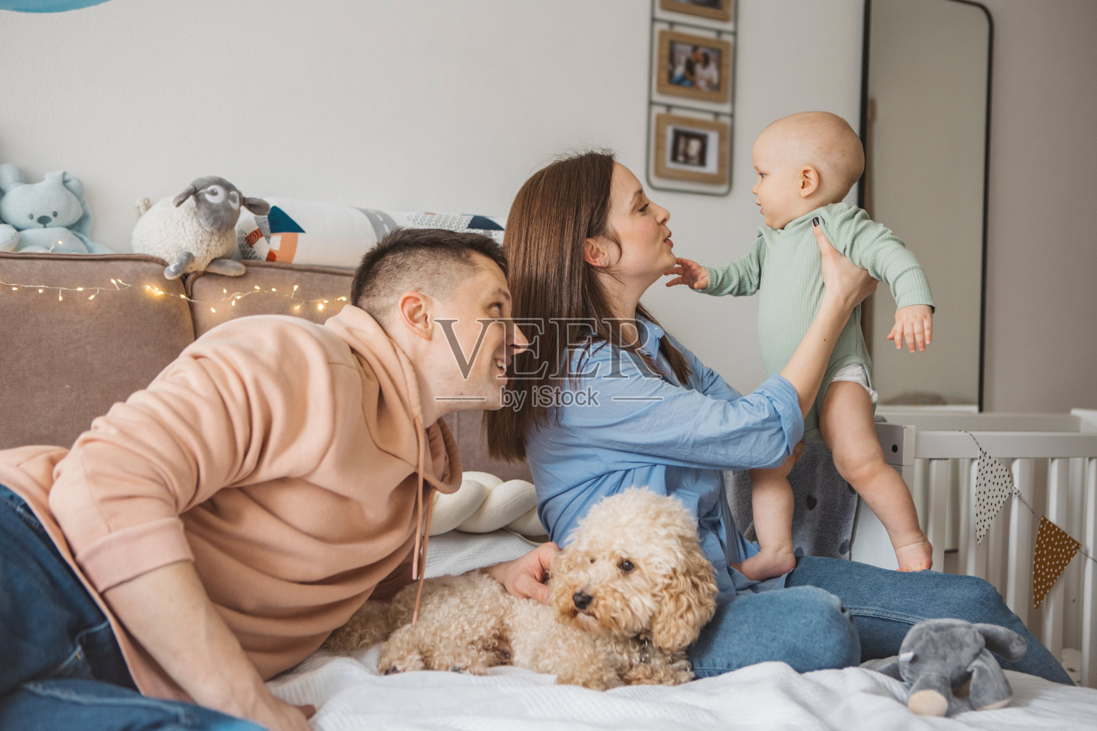 年轻的家庭在家里照片摄影图片