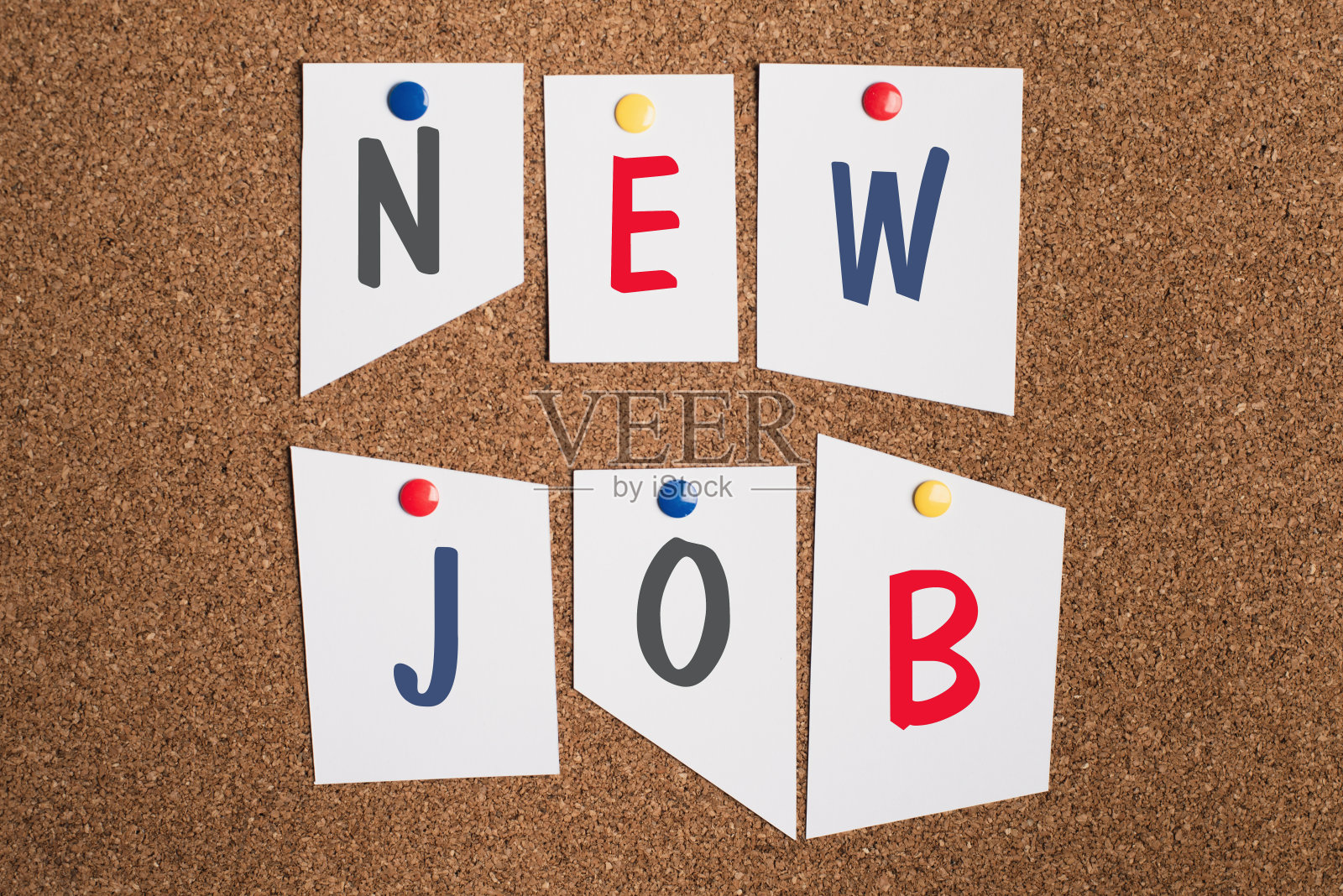 “新工作”这个词指的是站在钉在软木板上的纸上、找工作、员工的经营理念照片摄影图片