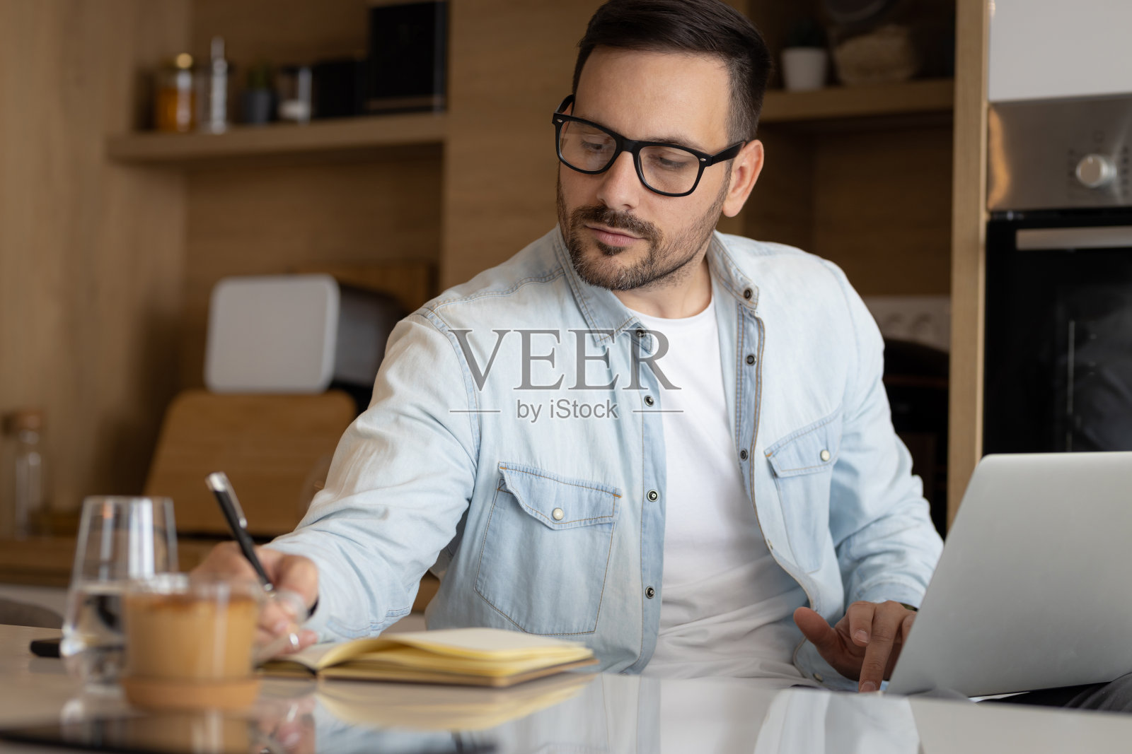 厨房里的年轻商人照片摄影图片